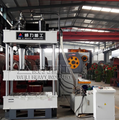 200噸三梁四柱液壓機(jī) 200噸三梁四柱液壓機(jī)