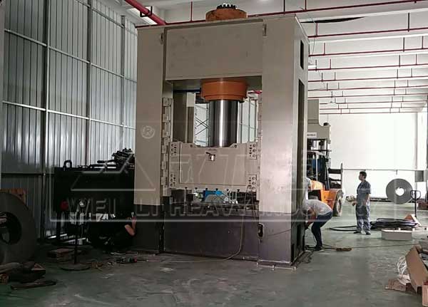 南京800噸框架式液壓機客戶工作現場圖
